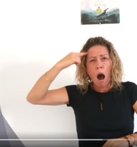 una mujer interpreta la obra en lenguaje de signos