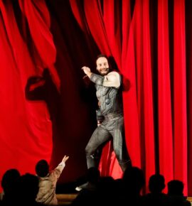 hombre vestido de superheroe interpretando una obra de teatro de escenario pedagógico