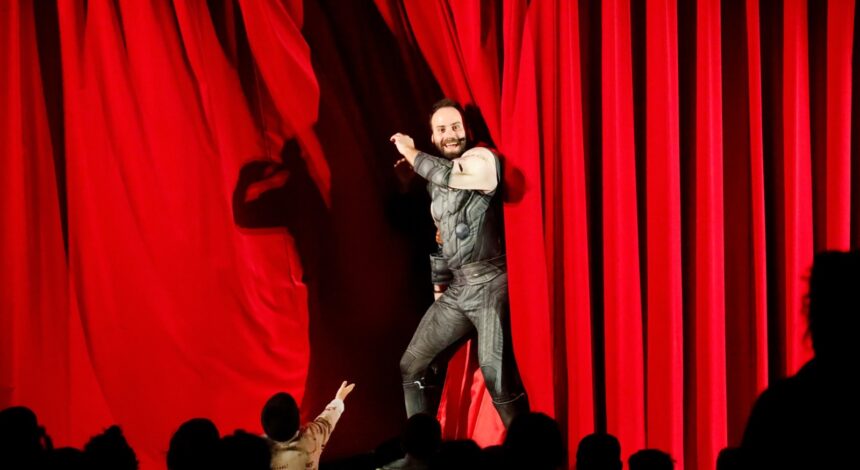 hombre vestido de superheroe interpretando una obra de teatro de escenario pedagógico