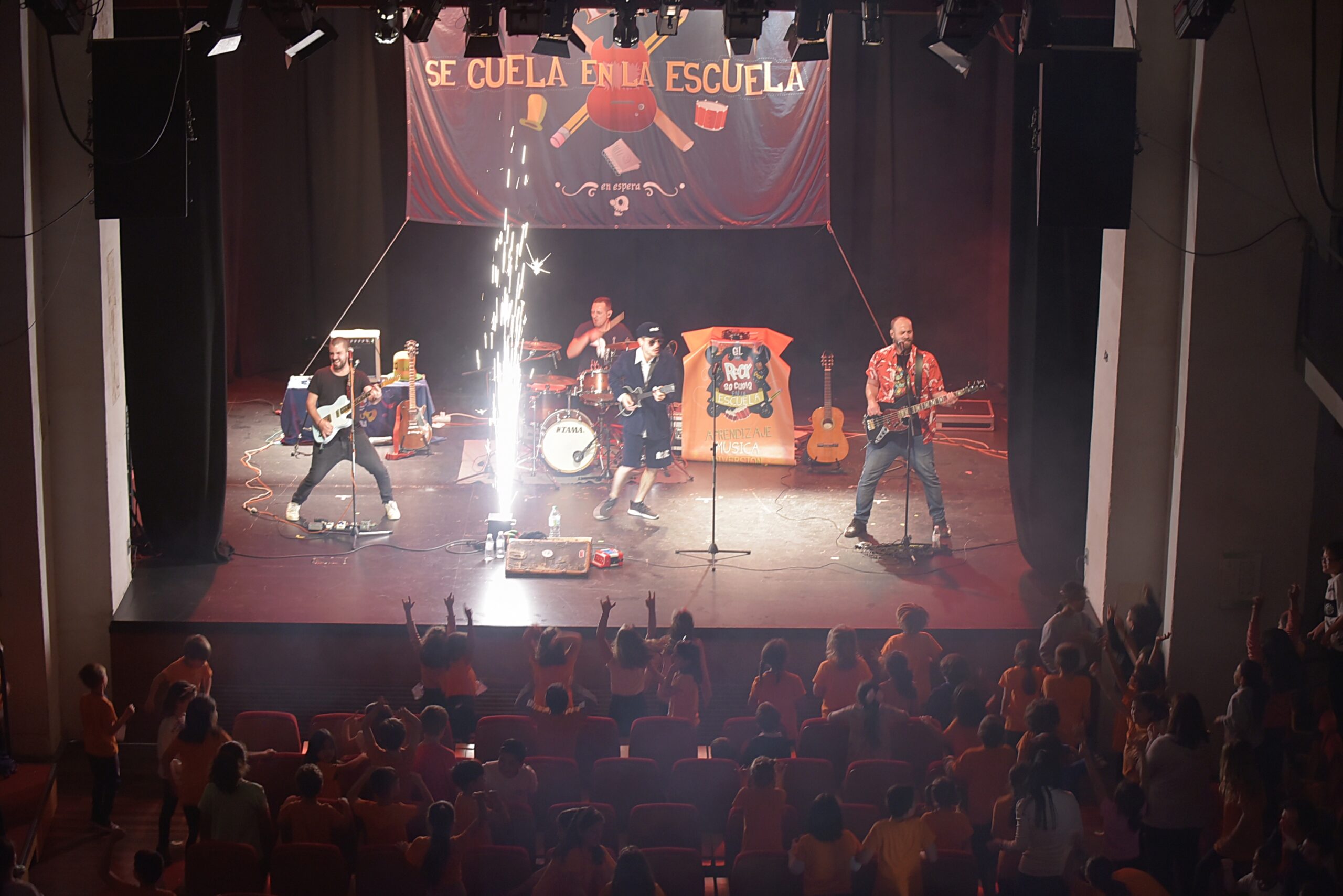 concierto de escenario pedagógico el rock se cuela en la escuela