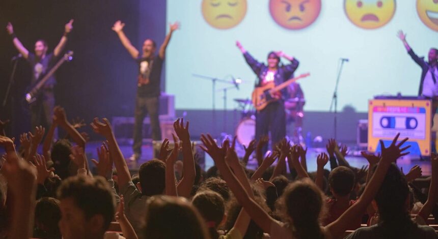 público bailando y cantando en un concierto