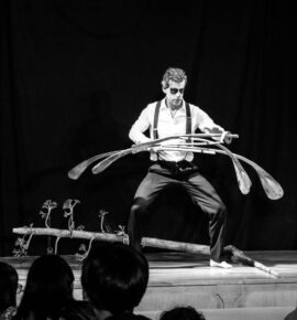 un actor de escenario pedagógico actúa en una Fiestas fin de curso