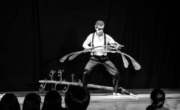 un actor de escenario pedagógico actúa en una Fiestas fin de curso